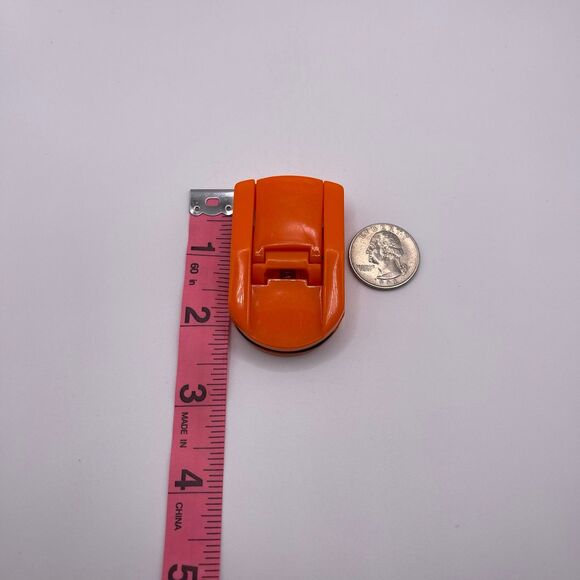 Iconikal Travel Size Orange Eyelash Curler - Picture 4 of 6
